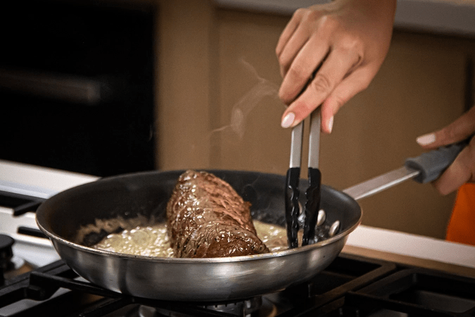 Preparo profissional de uma receita em uma frigideira